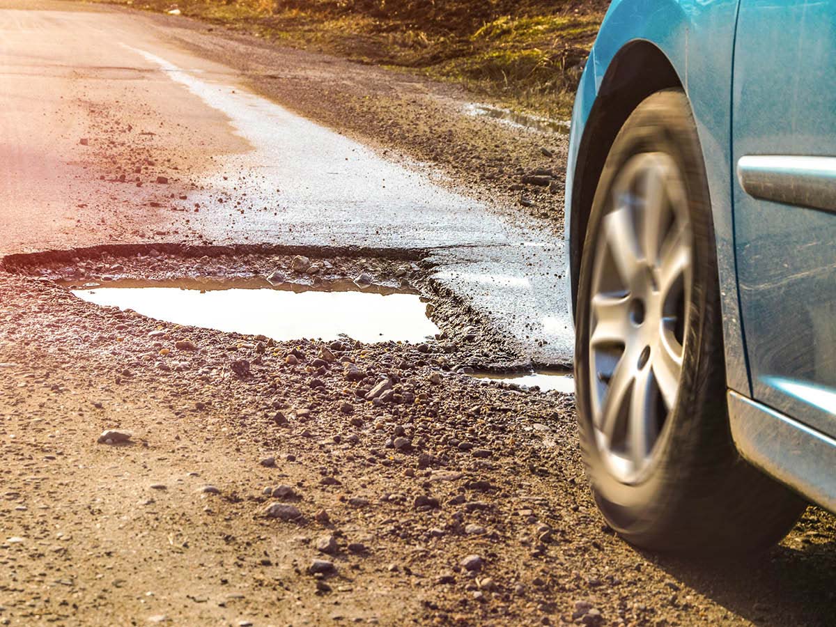 Voici comment partager la route avec les nids-de-poule en évitant les bris sur votre auto.