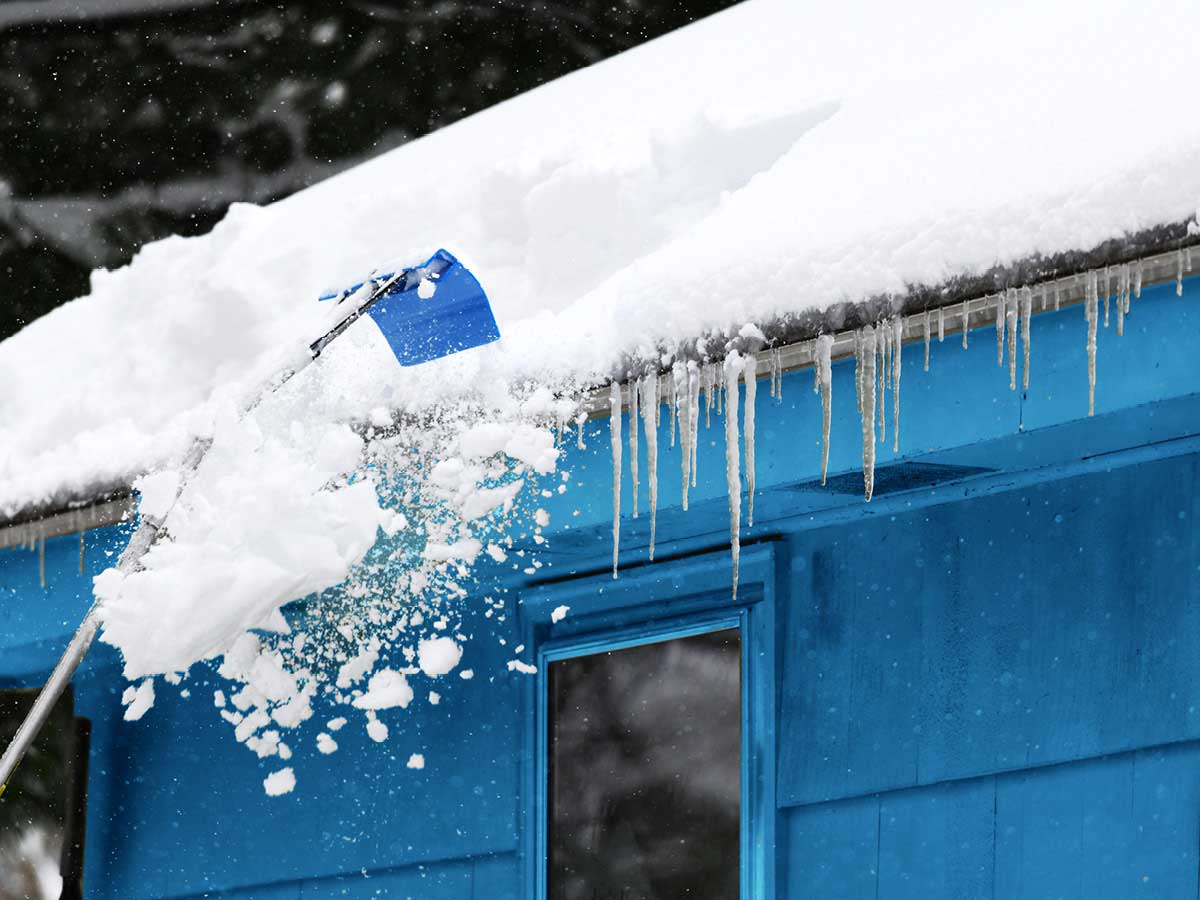 Déneigement de toit : pensez sécurité